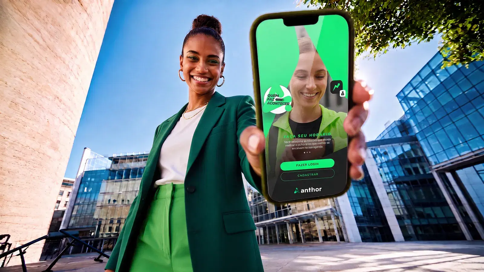 Profissional Anthor sorrindo com o celular na mão